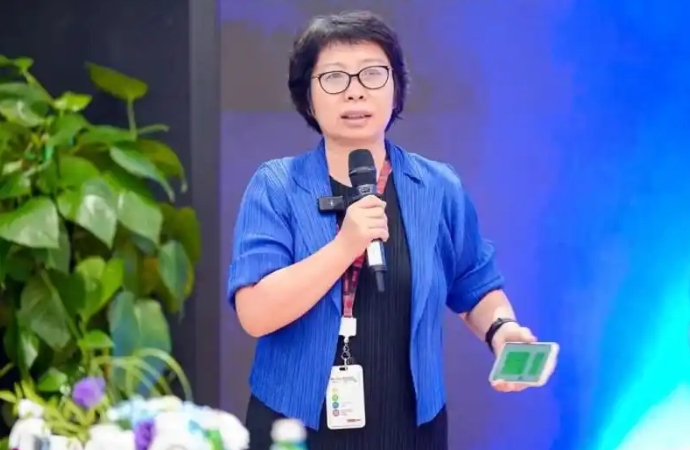 Zhu Li, Deputy Director of AI+Economic Behavior Lab at Peking University National School of Development Management Innovation Lab, speaking at Lenovo Zhihui Salon